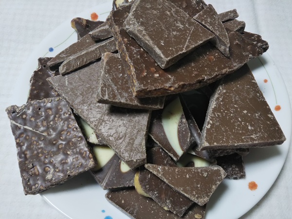 チュベ・ド・ショコラの割れチョコの内容物