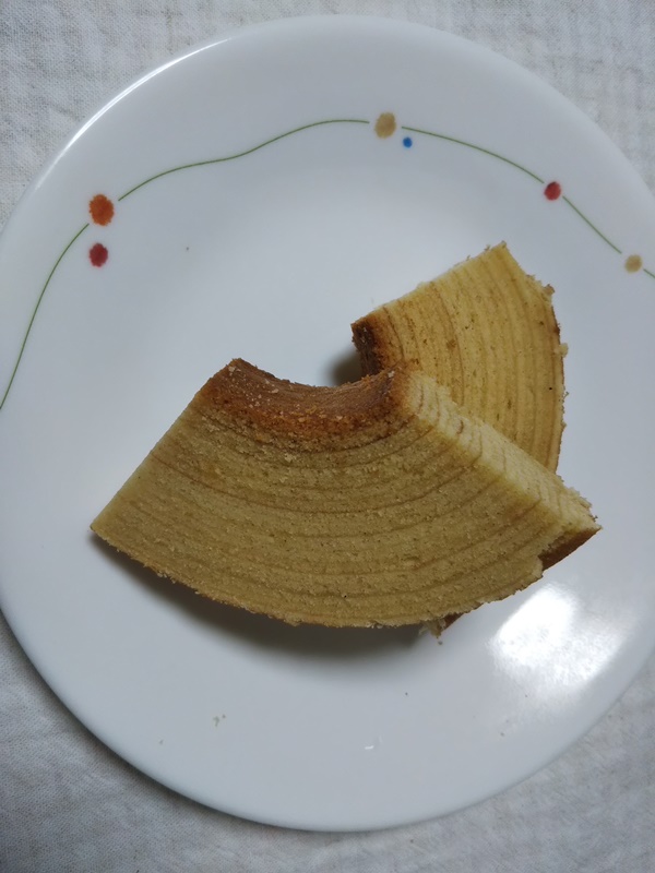 下町バームクーヘンの訳あり 商品カットの様子