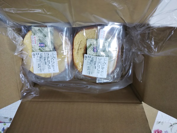 下町バームクーヘンが段ボールの梱包の様子